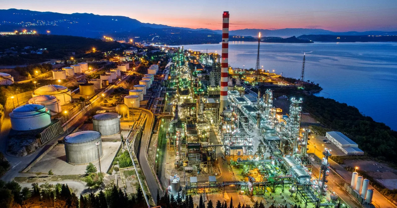 Industrijsko energetsko postrojenje uz obalu u večernjim satima