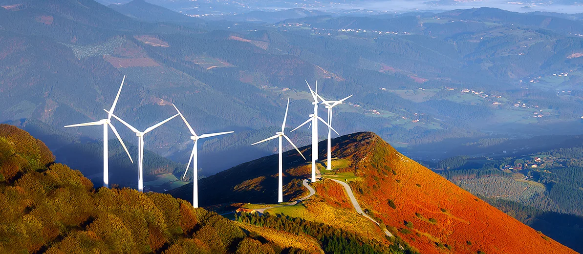 Vjetroelektrane na planinskom grebenu iznad energetske mreže
